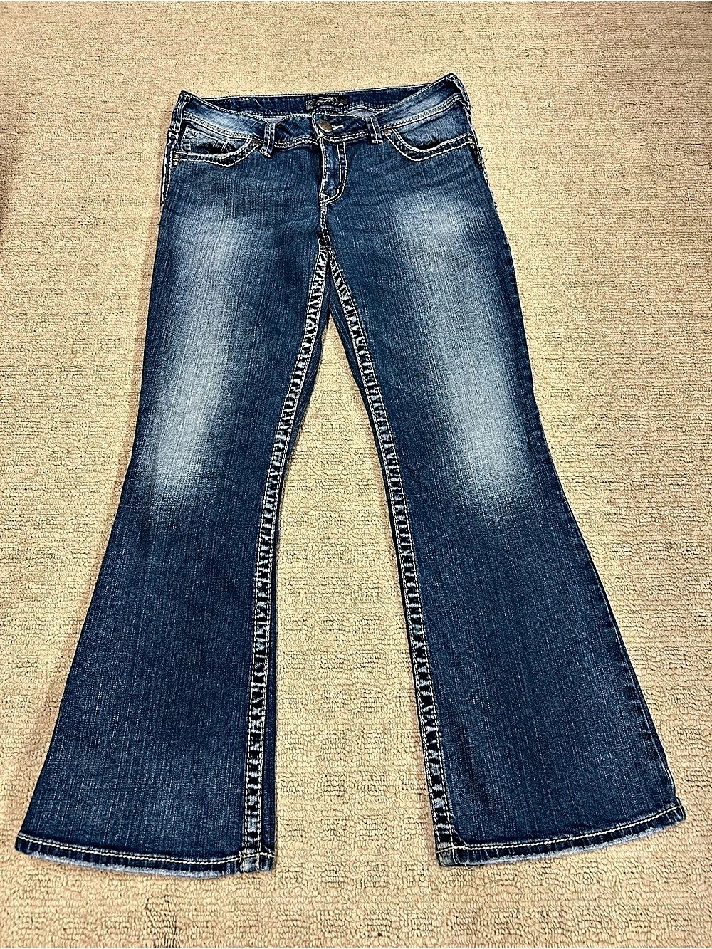 Silver Jeans Co. Suki Mid Rise Slim Bootcut Jeans. Blue Waist 29